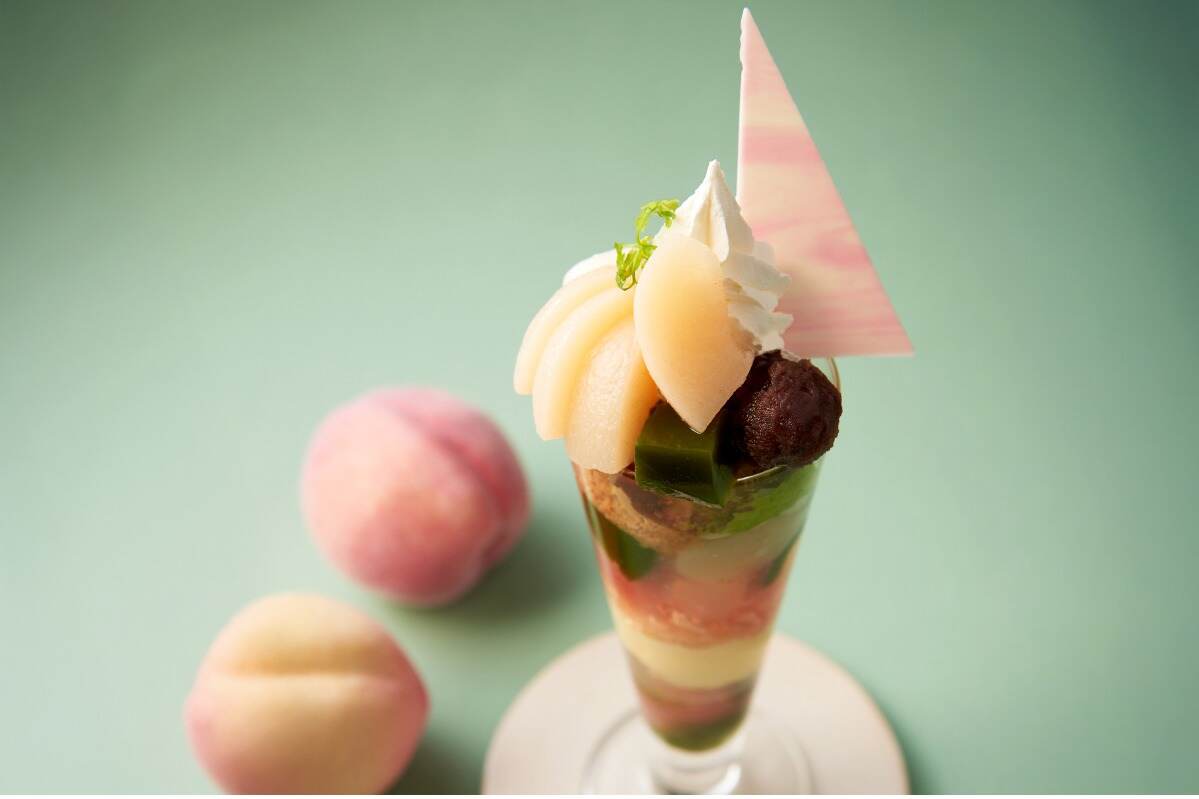 伊藤久右衛門の夏限定「桃の抹茶パフェ」ジューシー桃×深み抹茶の和風レイヤードパフェ