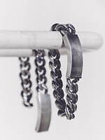 エムエム6 メゾン マルジェラ初のメンズ、光沢スリーブのジャケット＆ドレープ引き立つウールトレンチ｜写真2