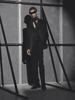 エムエム6 メゾン マルジェラ初のメンズ、光沢スリーブのジャケット＆ドレープ引き立つウールトレンチ｜写真1