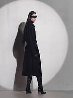 エムエム6 メゾン マルジェラ初のメンズ、光沢スリーブのジャケット＆ドレープ引き立つウールトレンチ｜写真6