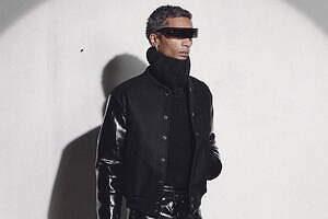 エムエム6 メゾン マルジェラ初のメンズ、光沢スリーブのジャケット＆ドレープ引き立つウールトレンチ