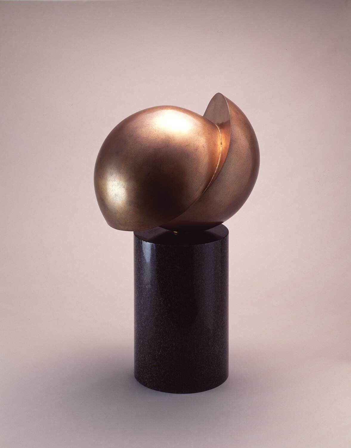 堀内正和 《半分おちそう》 1973年 ブロンズ 神奈川県立近代美術館蔵 撮影：佐藤新一