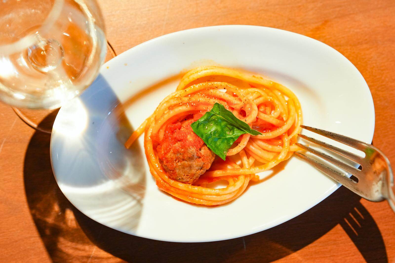 イタリアの人気家庭料理・ミートボール。日本のカレーライスのように数日かけて家族みんなで味わうそう。