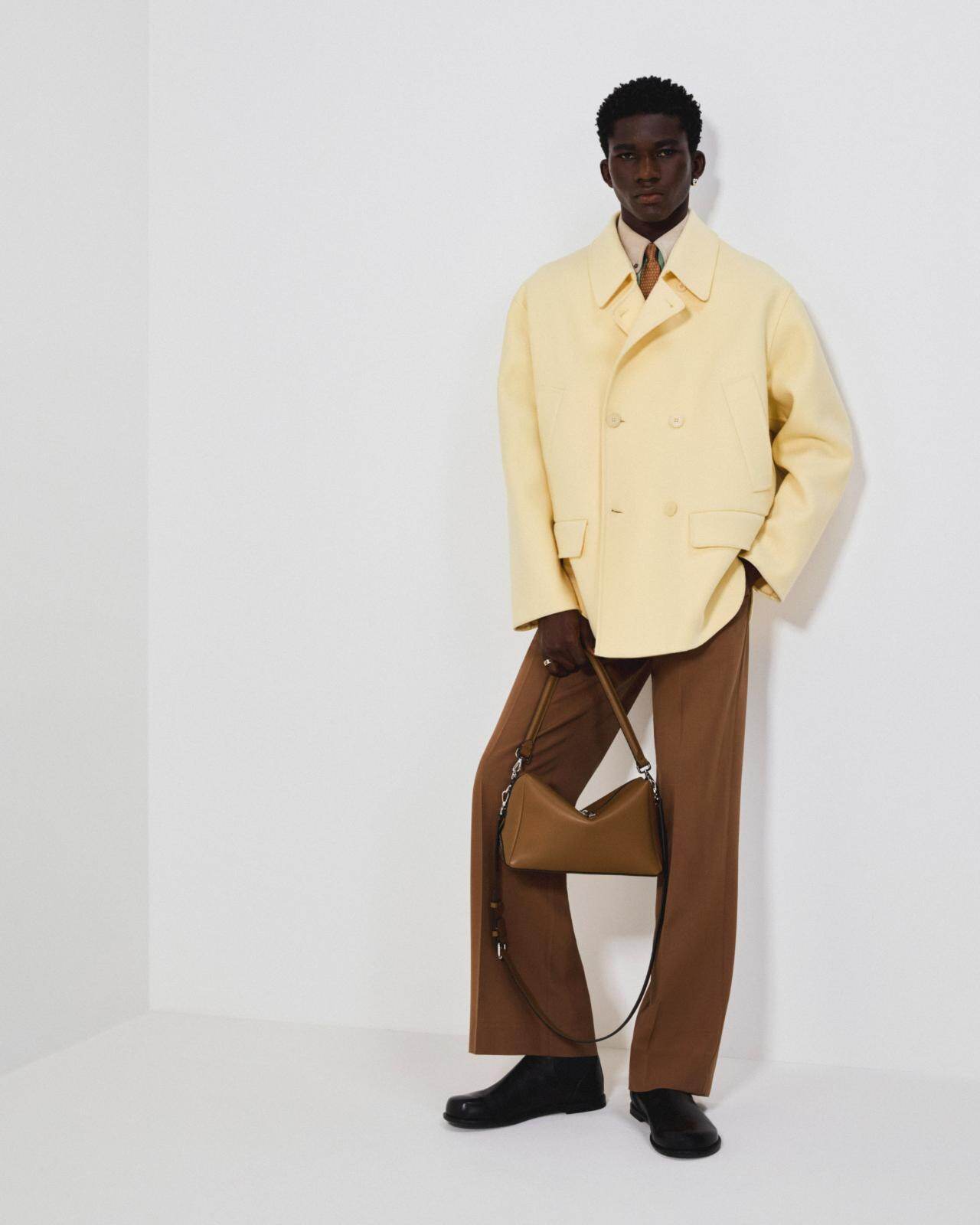 新品 FENDI フェンディ メッセンジャーバック 写真7/10｜フェンディのメンズバッグ「フェンディ ルイ」手持ち