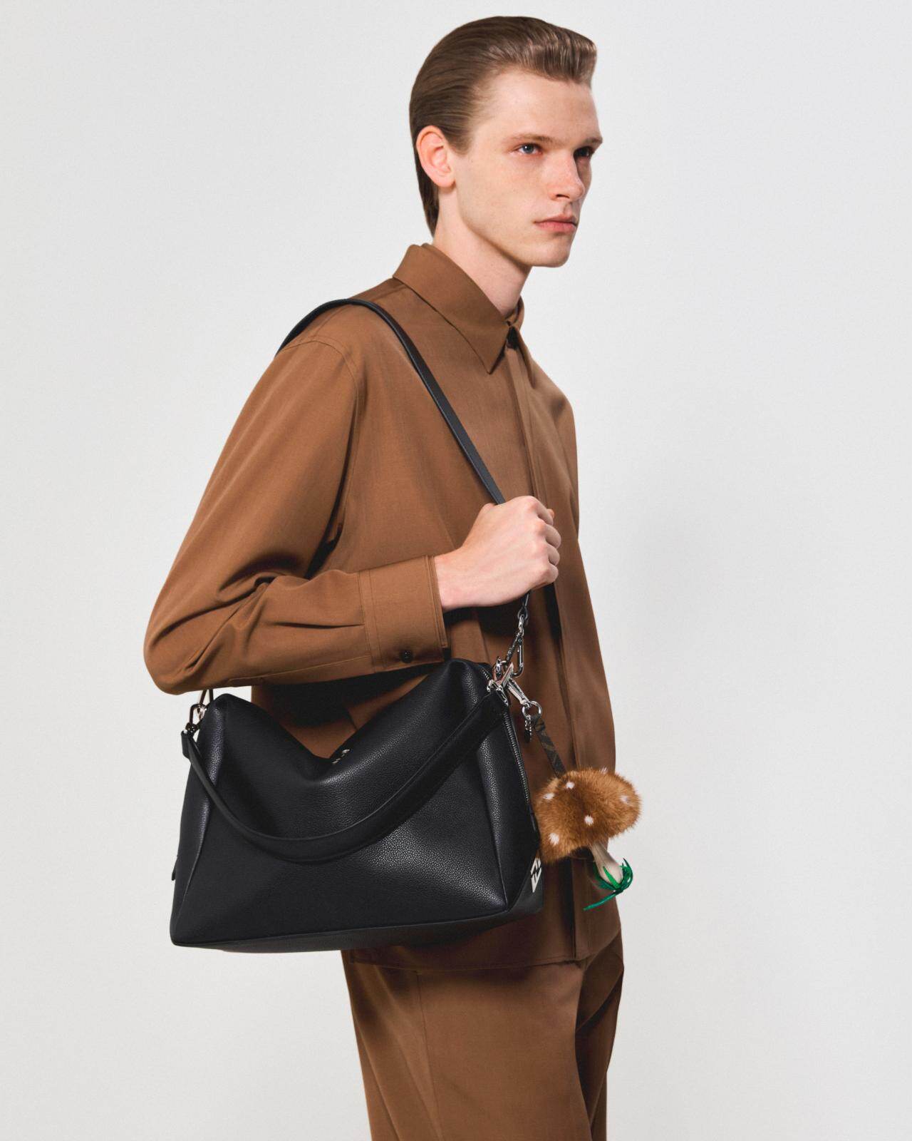 新品 FENDI フェンディ メッセンジャーバック 写真7/10｜フェンディのメンズバッグ「フェンディ ルイ」手持ち