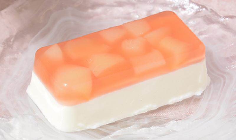 ローソン「ごろっと桃半分」使用した贅沢タルト＆“まるで白桃”ふんわりムースケーキなど旬の桃スイーツ｜写真4