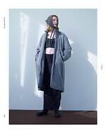 フィーニー 2025-26年秋冬コレクション、柔らかな抜け感のモノトーン｜写真22