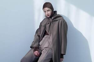 フィーニー 2025-26年秋冬コレクション、柔らかな抜け感のモノトーン