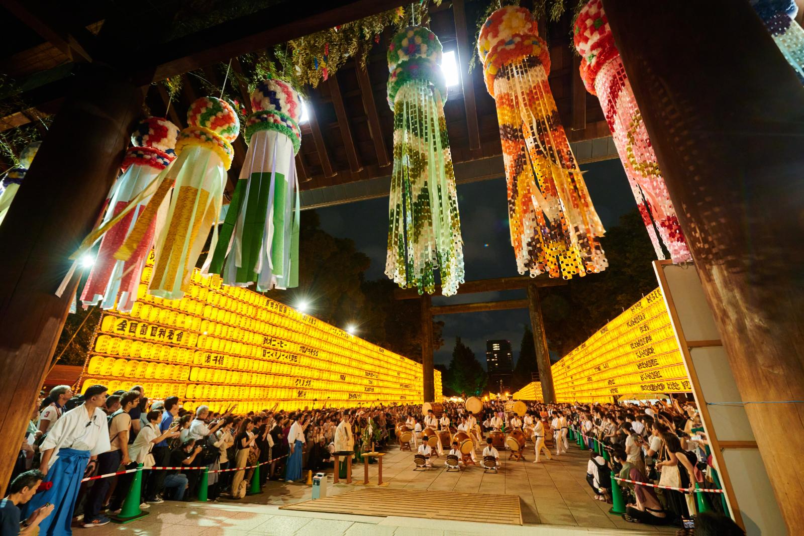 お祭り｜「みたままつり」東京・靖国神社で - 夜空に浮かぶ提灯やぼんぼり、ねぶた祭の山車も登場