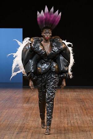 ヴィクター＆ロルフ オートクチュール(VIKTOR & ROLF Haute Couture) 2025-26年秋冬ウィメンズコレクション  - 写真17