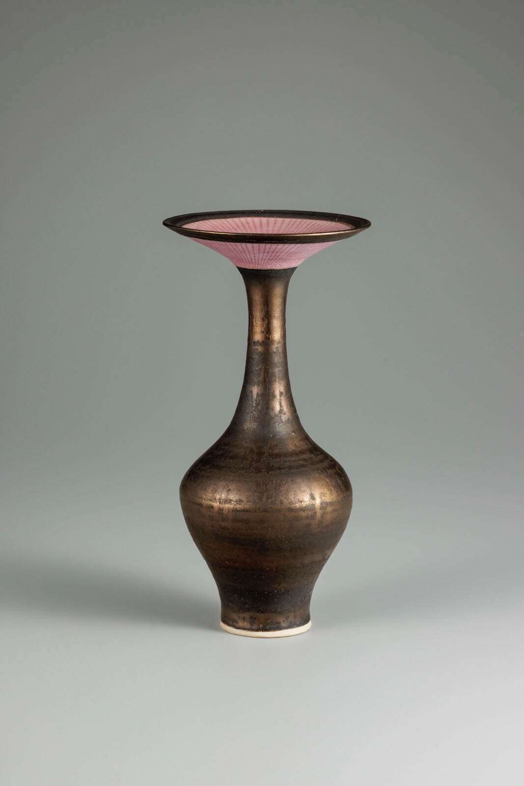 優美な造形と繊細な色彩”陶芸家ルーシー・リーの大回顧展、金沢