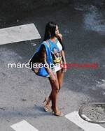 マーク ジェイコブス“ニューヨークの街並み柄”バッグ＆人形フープピアス、モワローラとコラボ｜写真4