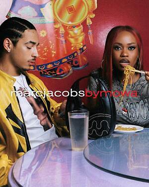 マーク ジェイコブス“ニューヨークの街並み柄”バッグ＆人形フープピアス、モワローラとコラボ｜写真5