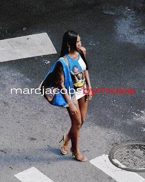 マーク ジェイコブス“ニューヨークの街並み柄”バッグ＆人形フープピアス、モワローラとコラボ｜写真4