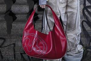 マーク ジェイコブス“ニューヨークの街並み柄”バッグ＆人形フープピアス、モワローラとコラボ