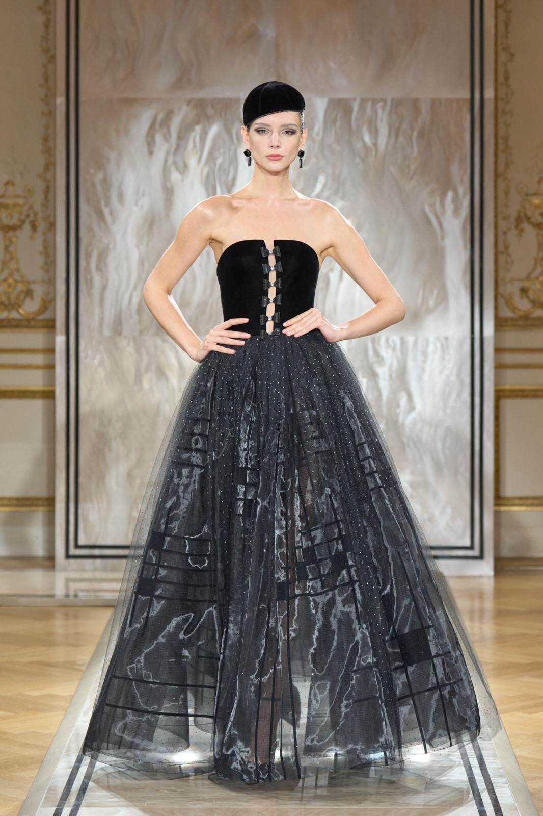 Giorgio Armani ドレス 38 アルマーニ ジョルジオ アルマーニ プリヴェ」――官能ときらめきが奏でる