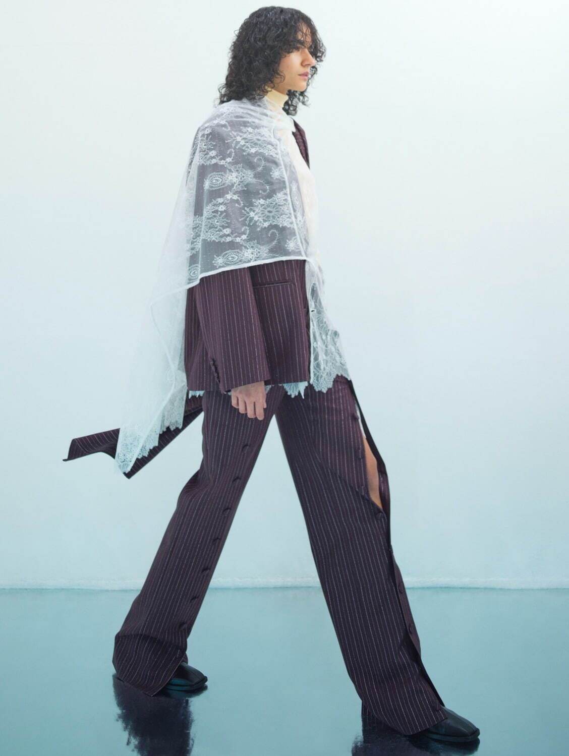 SCARF-DETAIL STRIPED BLAZER 198,000円、 STRIPED BUTTON-UP TROUSERS 93,500円