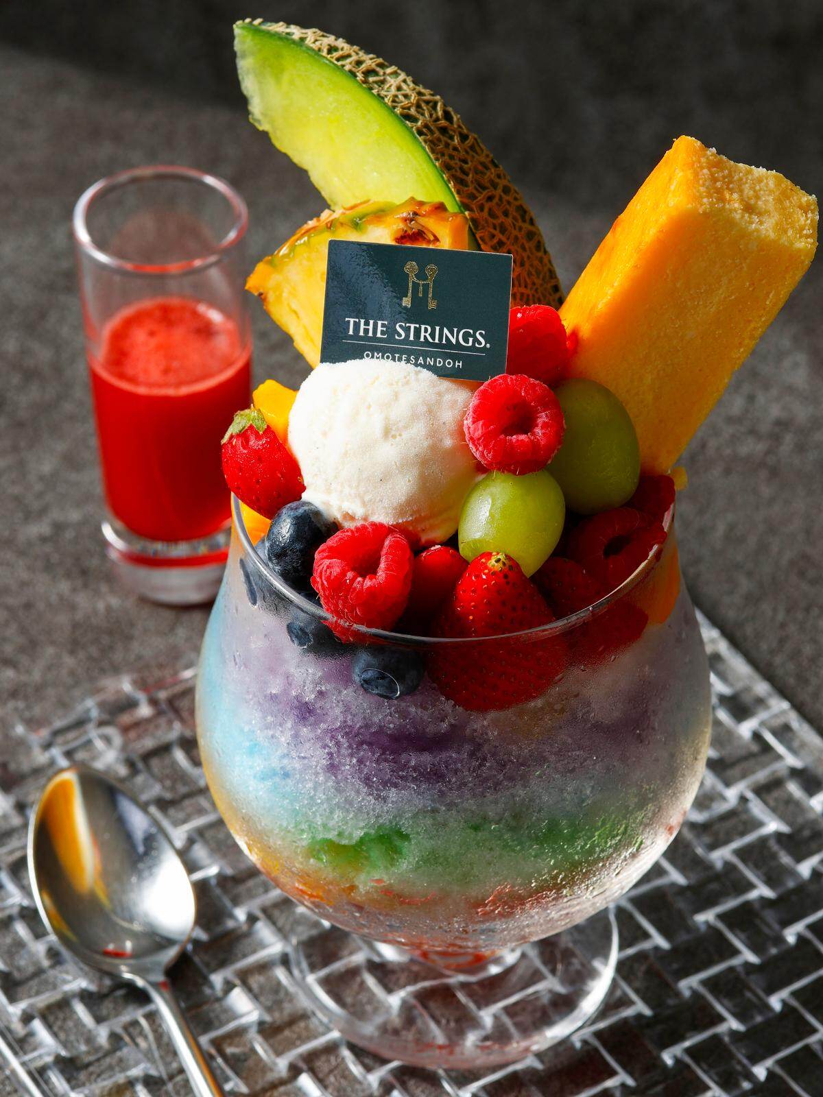 「アメリカンドリーム・レインボーかき氷パフェ」3,800円※サービス料別15％ 