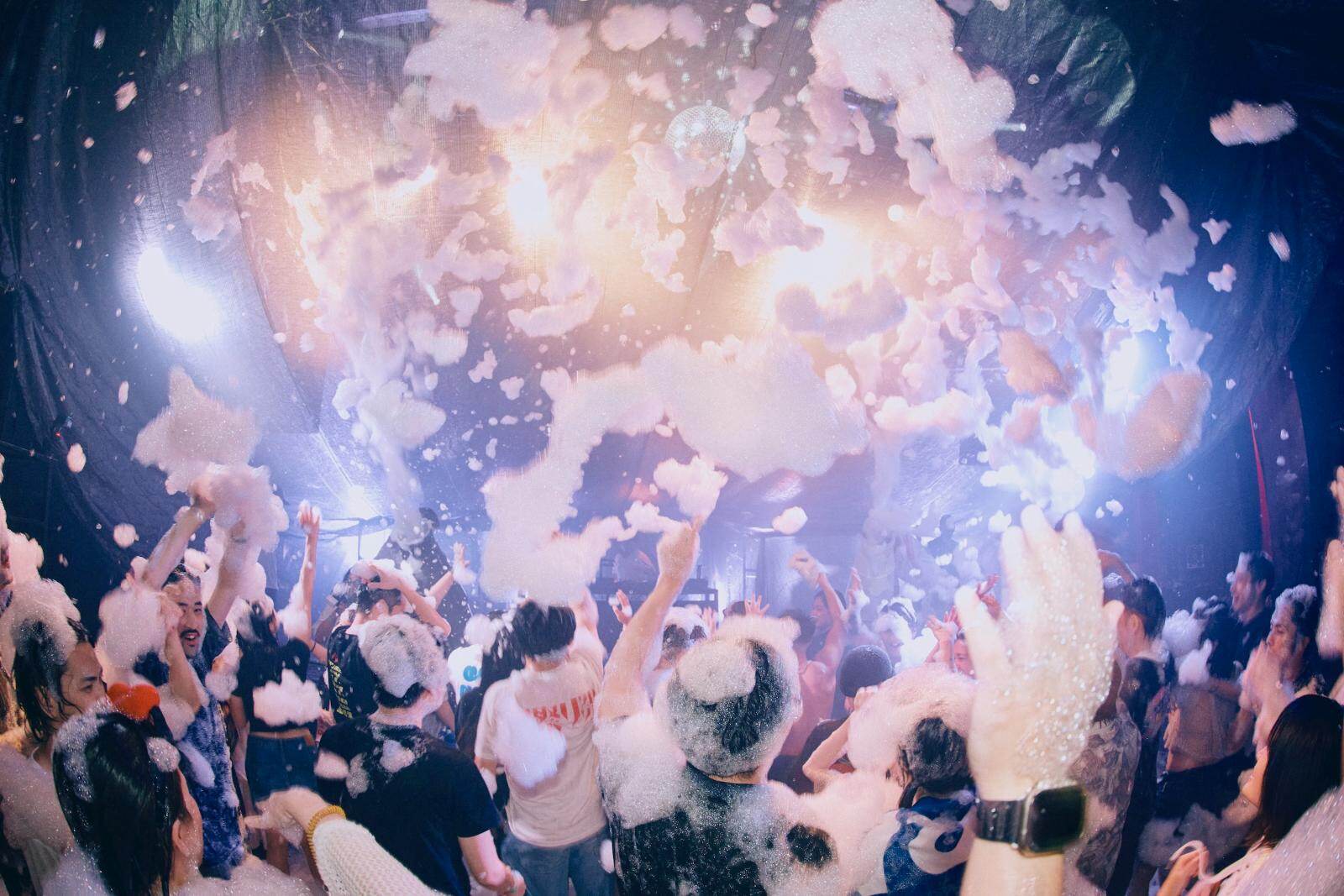 “泡まみれ”体験型イベント「泡パ」渋谷で、大量の泡と楽しむダンスミュージック｜写真1