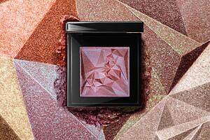 シュウ ウエムラ25年秋コスメ、“ダイヤモンドの輝き”虹色に煌めく単色アイシャドウ