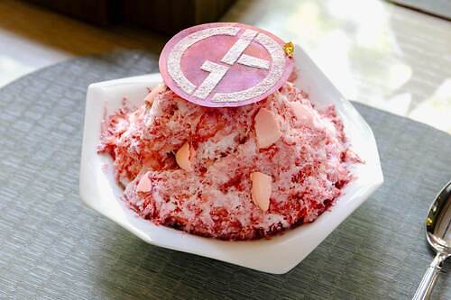 アルマーニ / カフェ 表参道の夏限定かき氷、“水不使用”フレッシュ苺×練乳ミルクの濃厚な味わい