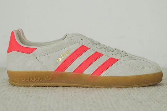 アディダス オリジナルス「ガゼル インドア」ピンク3本線のアーバンリサーチ ドアーズ限定スニーカー