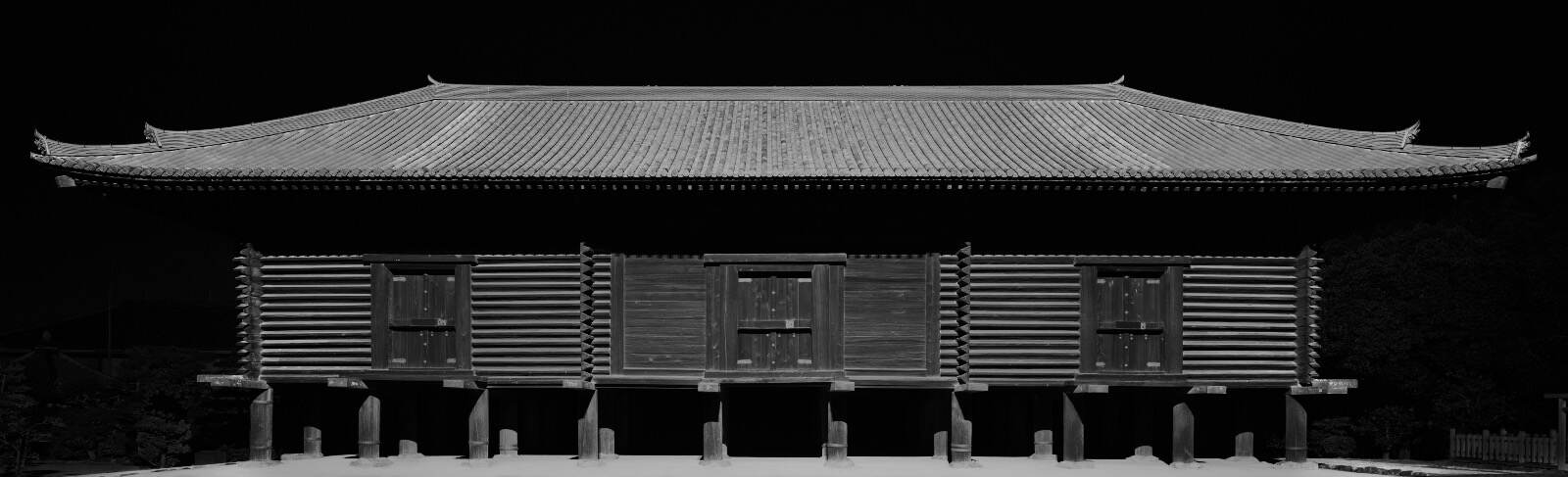 瀧本幹也の写真集『正倉院』“暗闇に浮かびあがる正倉院”モノクロームで捉えた写真を収録｜写真2