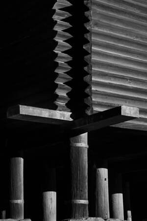 瀧本幹也の写真集『正倉院』“暗闇に浮かびあがる正倉院”モノクロームで捉えた写真を収録｜写真4