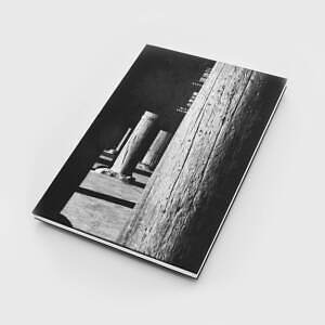 瀧本幹也の写真集『正倉院』“暗闇に浮かびあがる正倉院”モノクロームで捉えた写真を収録｜写真1