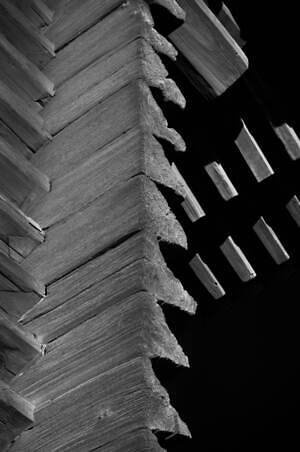 瀧本幹也の写真集『正倉院』“暗闇に浮かびあがる正倉院”モノクロームで捉えた写真を収録｜写真6