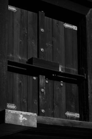 瀧本幹也の写真集『正倉院』“暗闇に浮かびあがる正倉院”モノクロームで捉えた写真を収録｜写真5