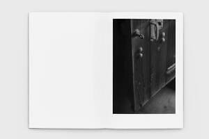 瀧本幹也の写真集『正倉院』“暗闇に浮かびあがる正倉院”モノクロームで捉えた写真を収録｜写真10