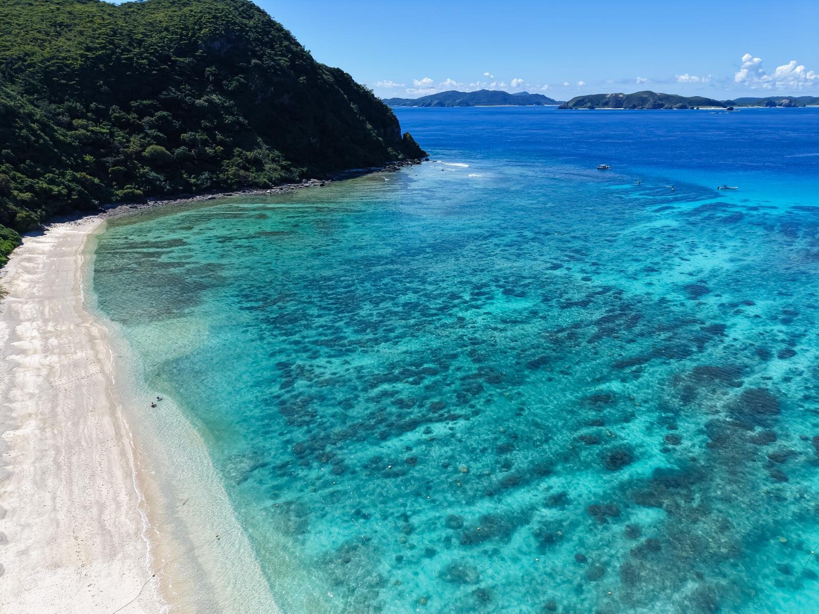 慶良間諸島・渡嘉敷島、ワイルドな地形に絶景ビーチ｜写真7