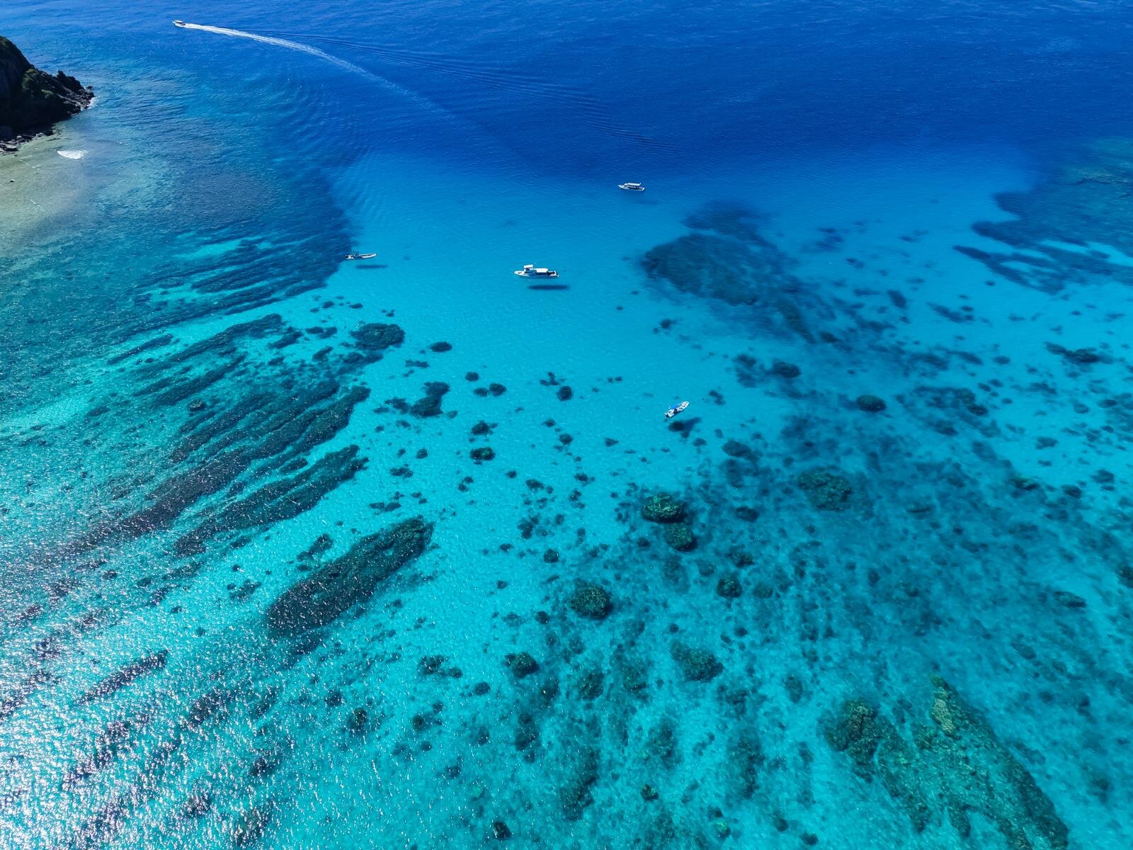 慶良間諸島・渡嘉敷島、ワイルドな地形に絶景ビーチ｜写真3