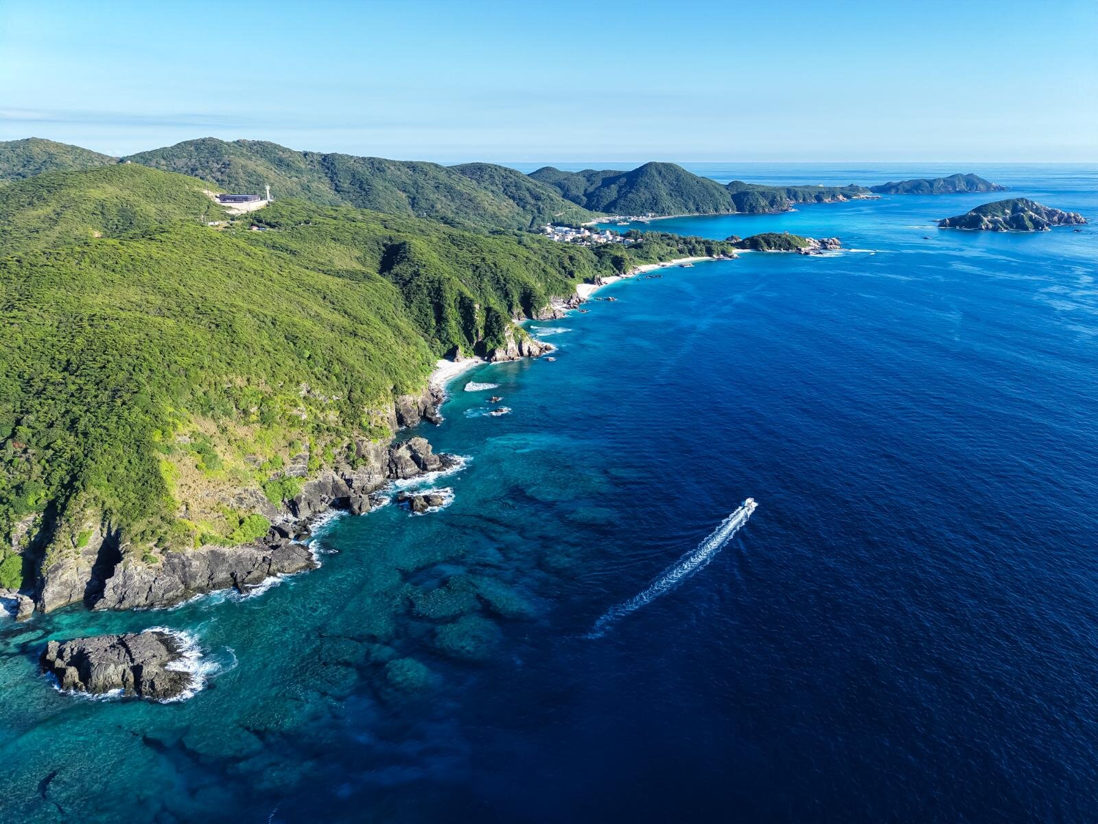 慶良間諸島・渡嘉敷島、ワイルドな地形に絶景ビーチ｜写真24
