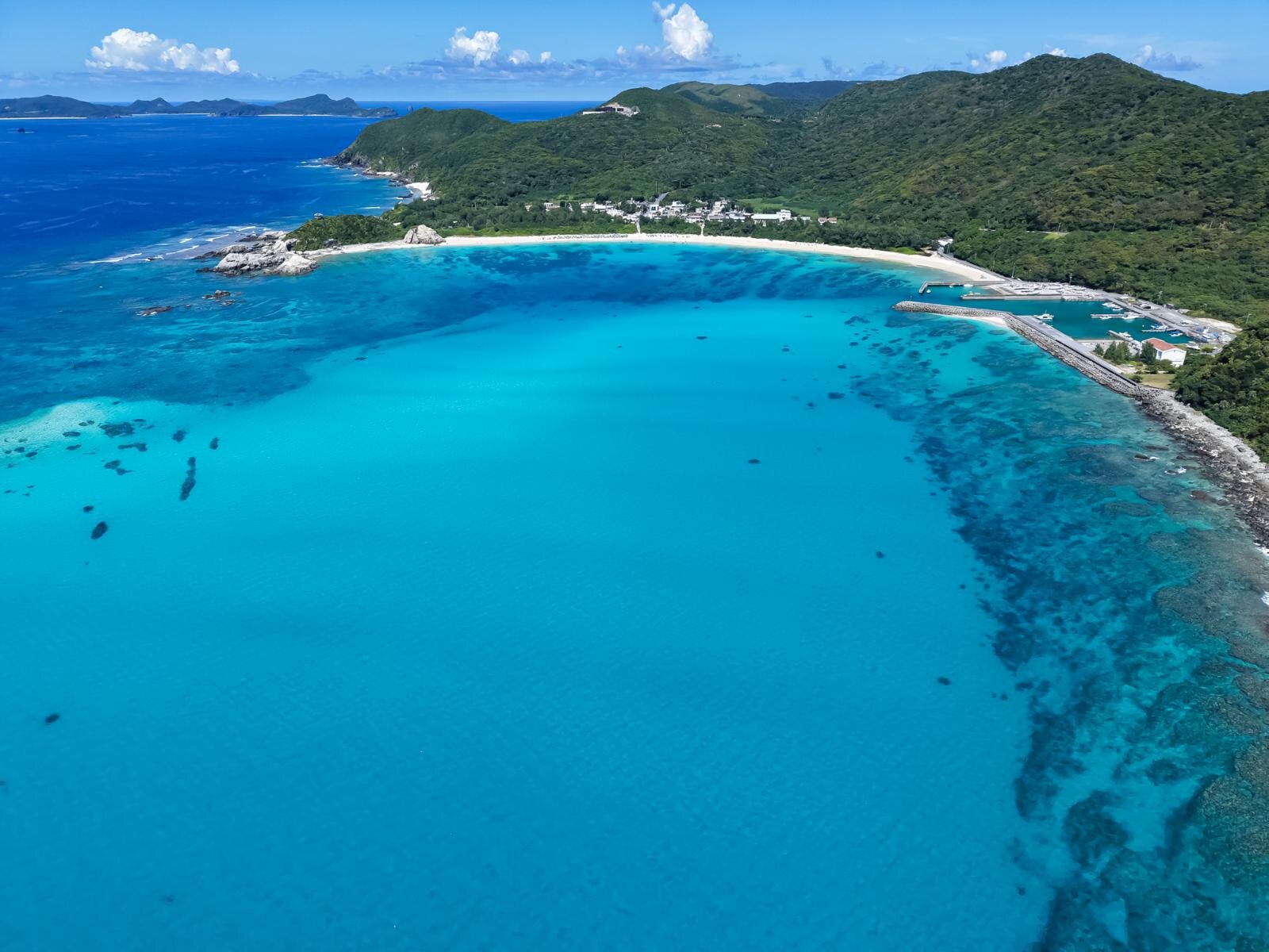 慶良間諸島・渡嘉敷島、ワイルドな地形に絶景ビーチ｜写真11