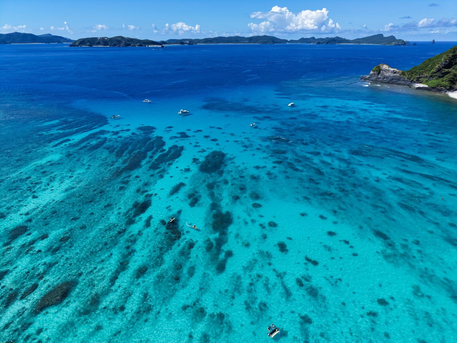 慶良間諸島・渡嘉敷島、ワイルドな地形に絶景ビーチ｜写真2