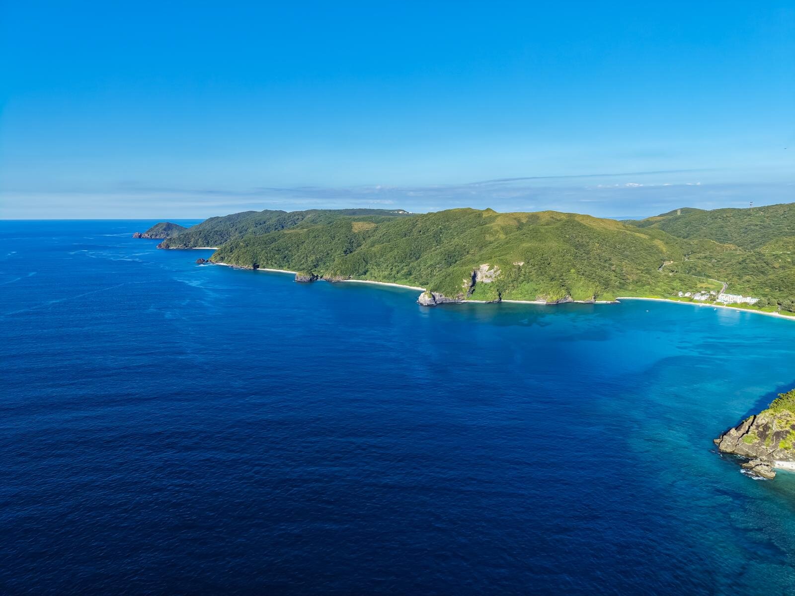 慶良間諸島・渡嘉敷島、ワイルドな地形に絶景ビーチ｜写真23