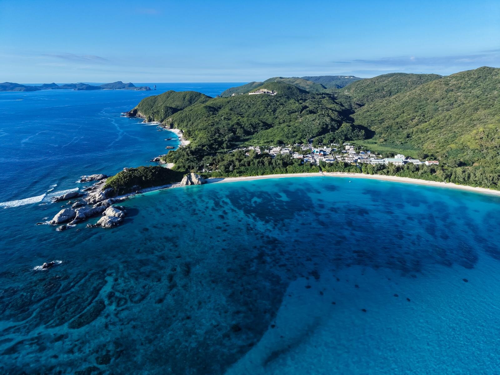 慶良間諸島・渡嘉敷島、ワイルドな地形に絶景ビーチ｜写真25