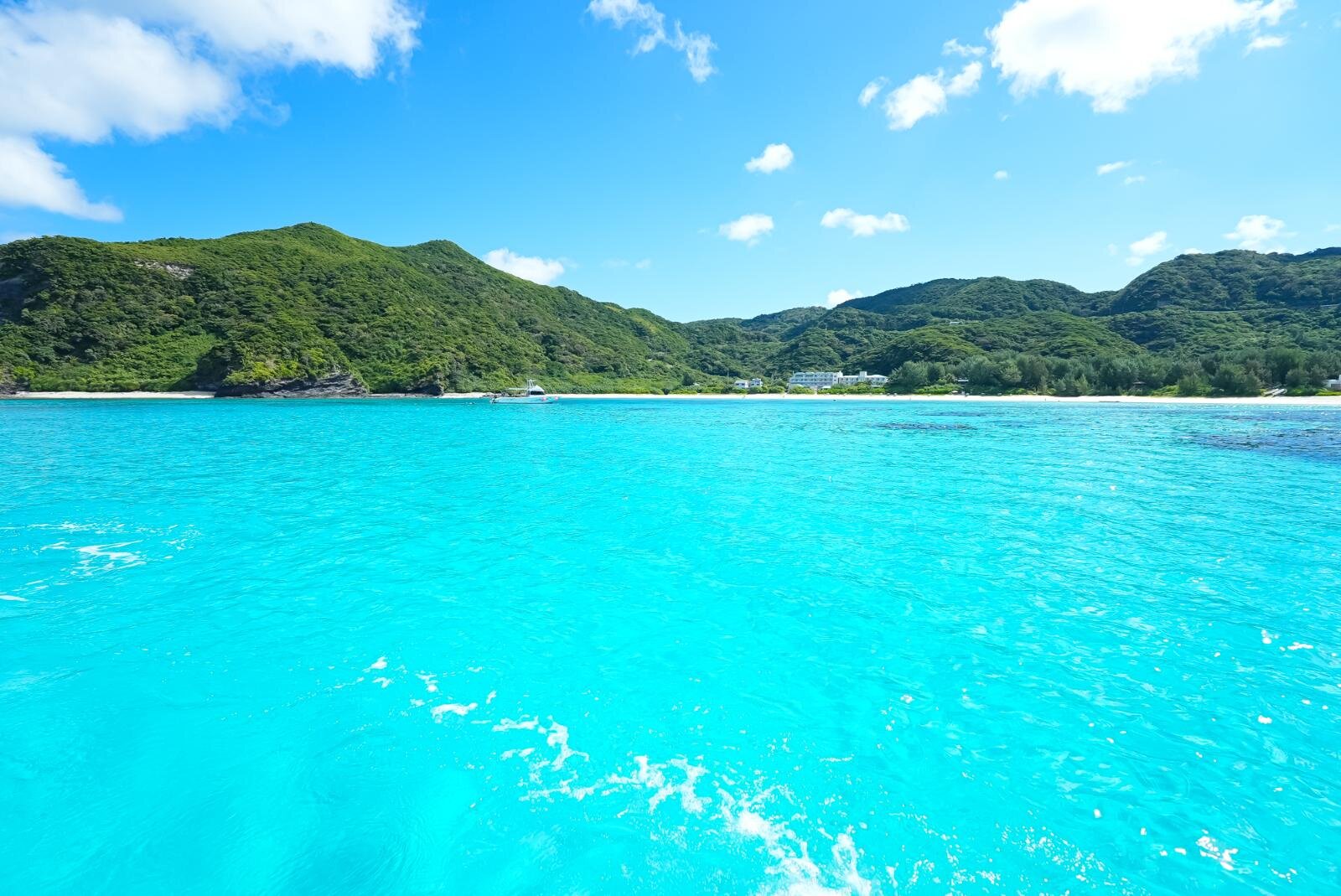 渡嘉志久ビーチ沖の海