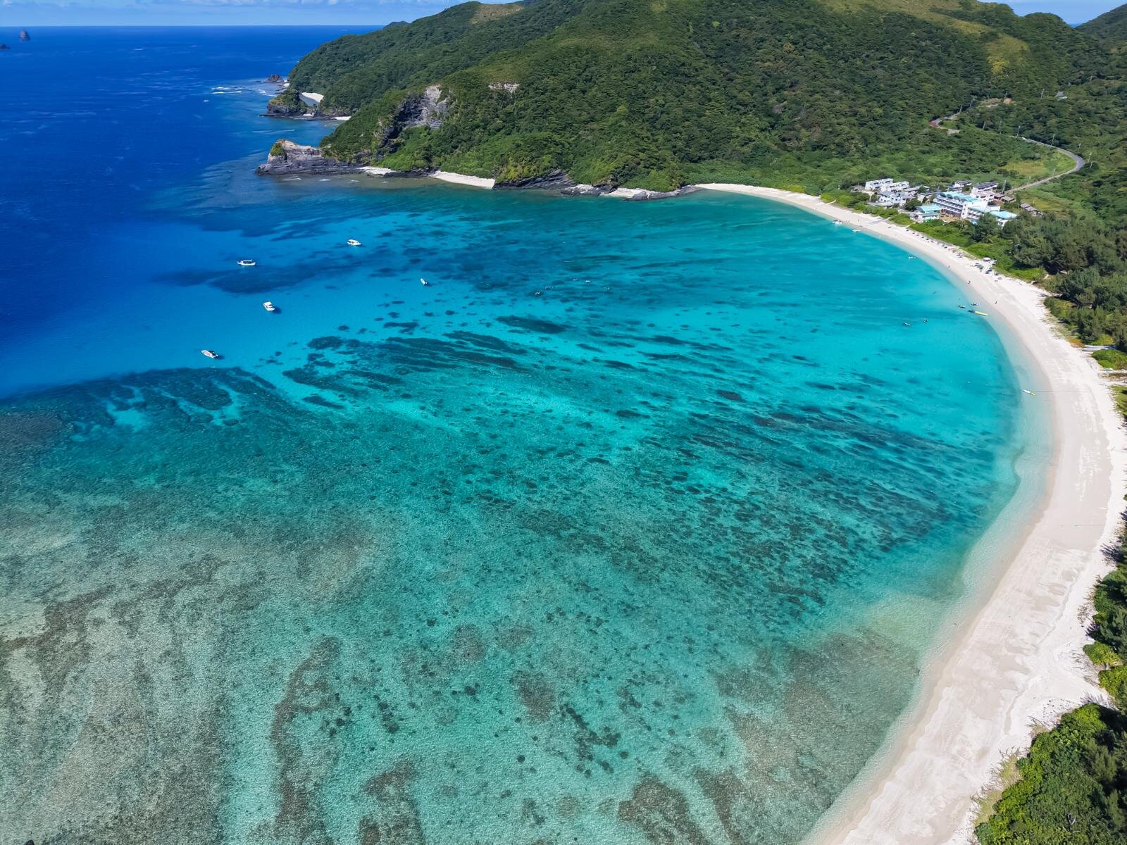 慶良間諸島・渡嘉敷島、ワイルドな地形に絶景ビーチ｜写真10