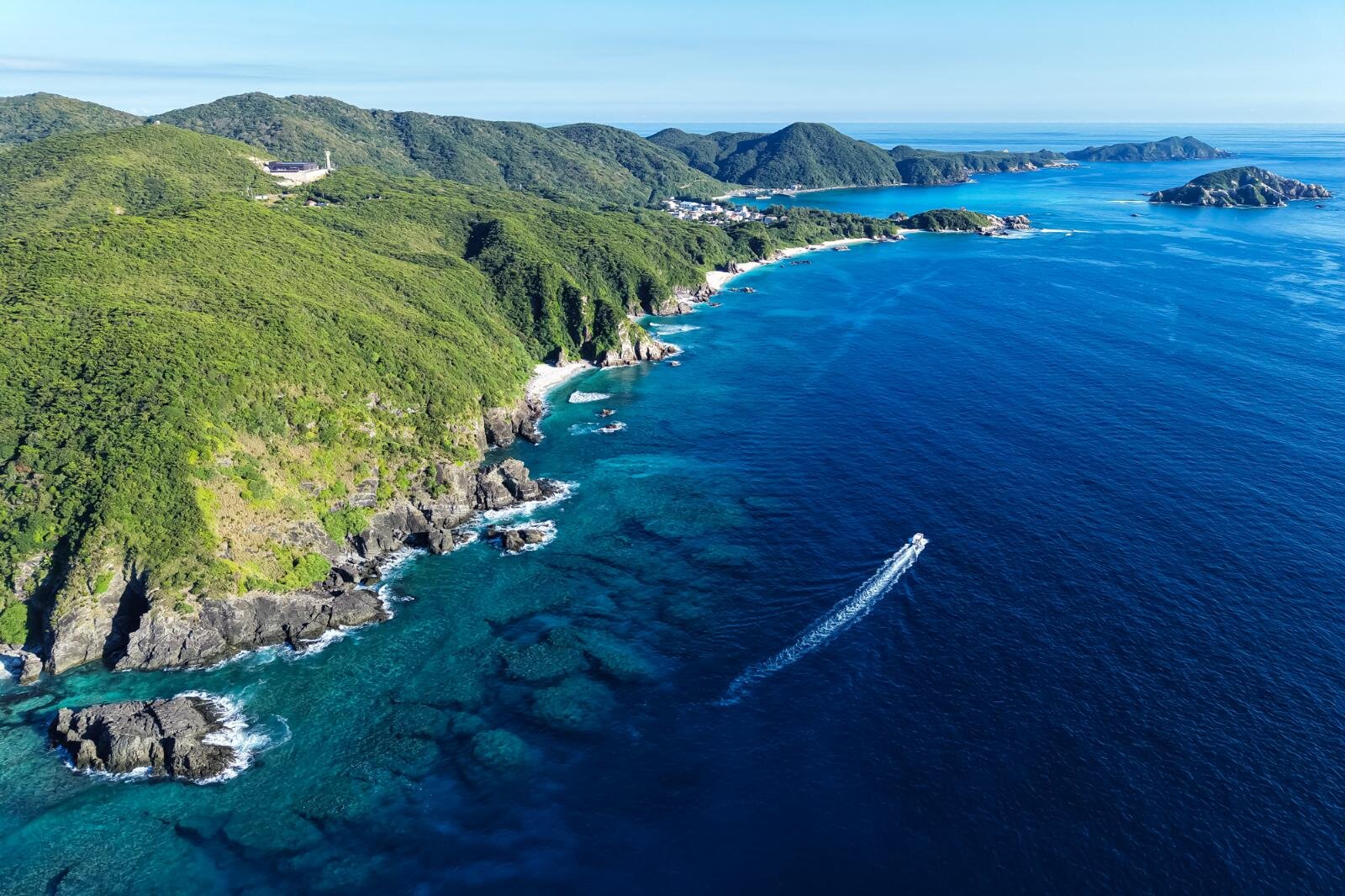 慶良間諸島・渡嘉敷島、ワイルドな地形に絶景ビーチ