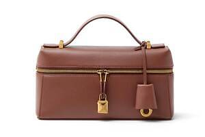 ロロ・ピアーナ”ボックス型”バッグ、ロゴ入りパドロック＆レザーキーフォブ付き