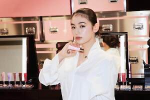 ディオール バックステージ×八木莉可子、多幸感に包まれるピンク メイクにトライ | ディオール