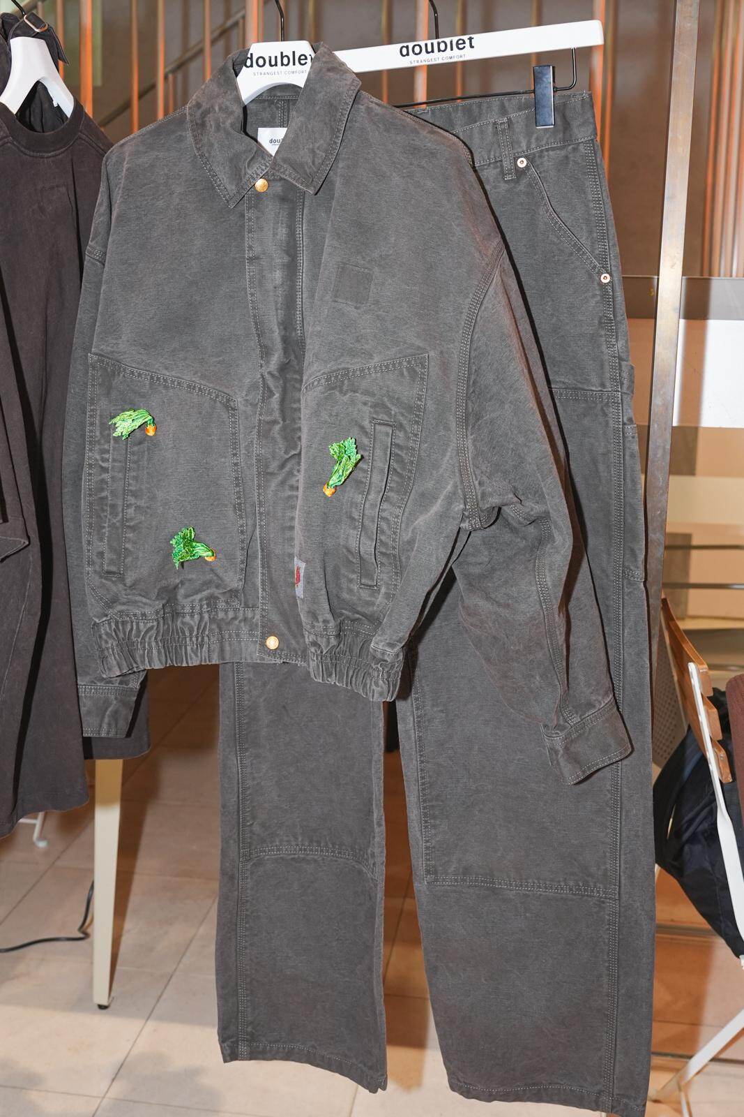 ワークジャケット(S～XL) 121,000円、ダブルニーパンツ(S～XL) 107,800円