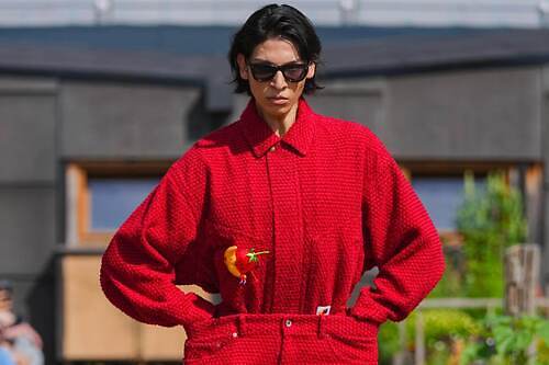 ダブレット“苺と月”のぬいぐるみ付き赤ジャケット＆泥染めTシャツ、スカイハイファームとコラボ
