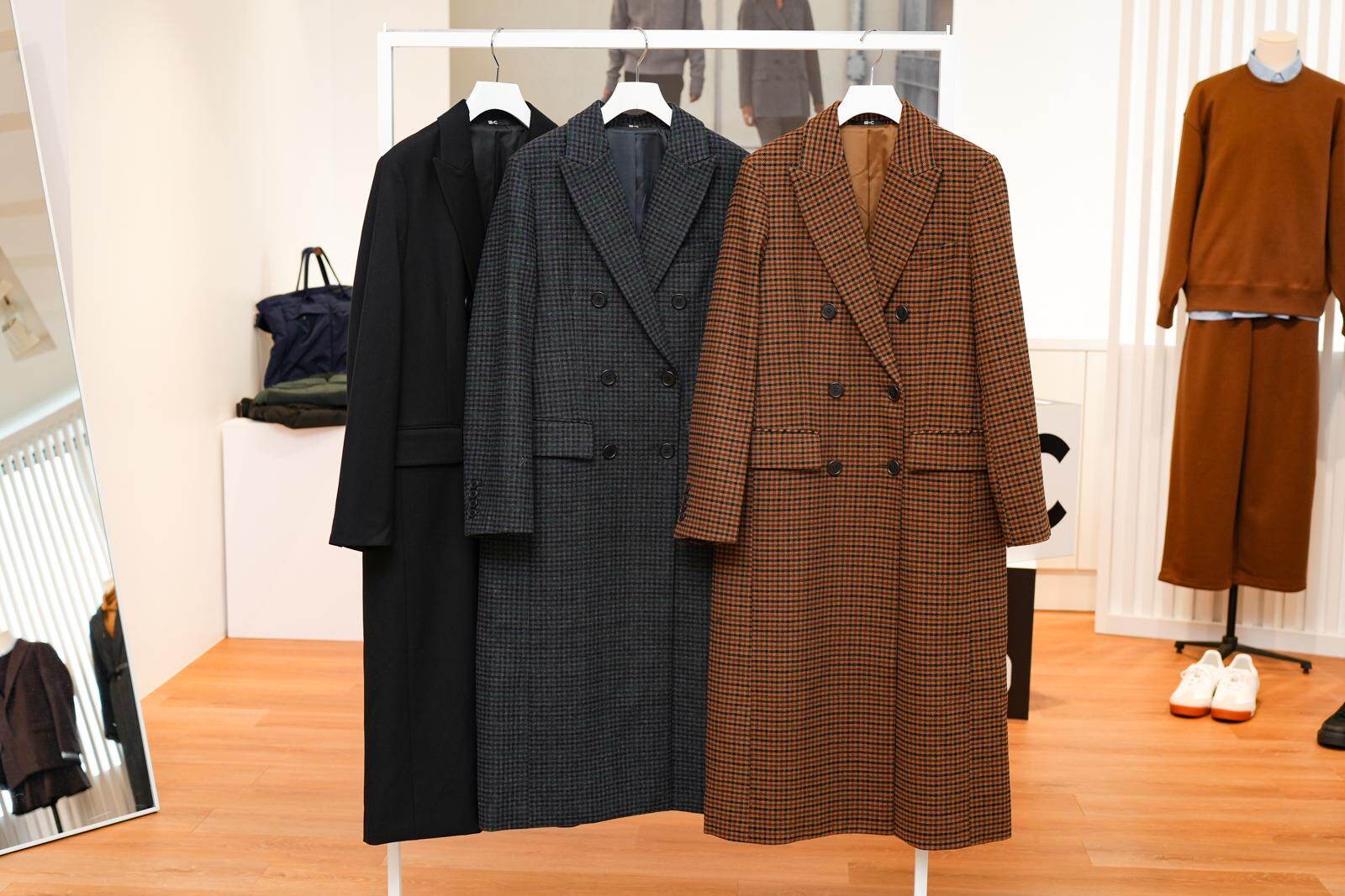 ユニクロ：シー25年秋冬ウィメンズ、ウールブレンド素材の上品ジャケット＆ペプラムスコート｜写真155
