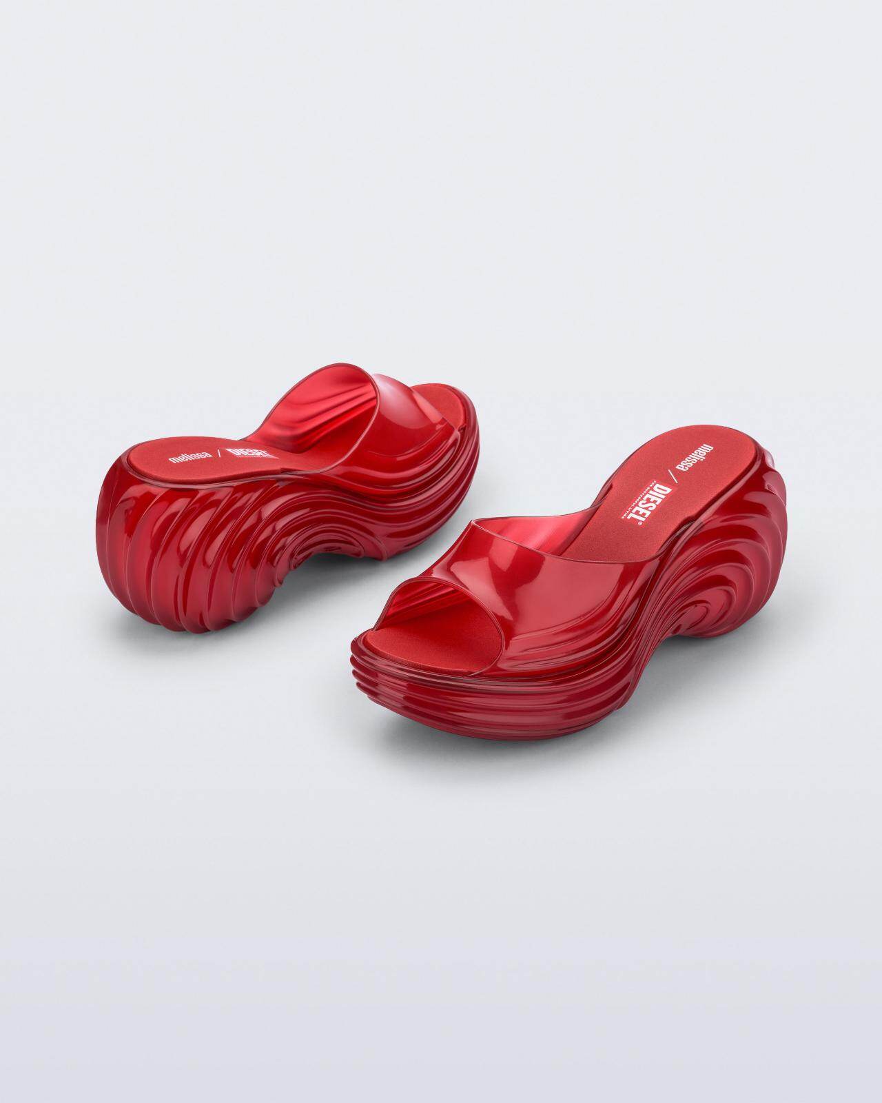 【大人気コラボ】Melissa x DIESEL (ディーゼル) 厚底サンダル メリッサ×ディーゼル、“波形”のクリアサンダル＆彫刻的