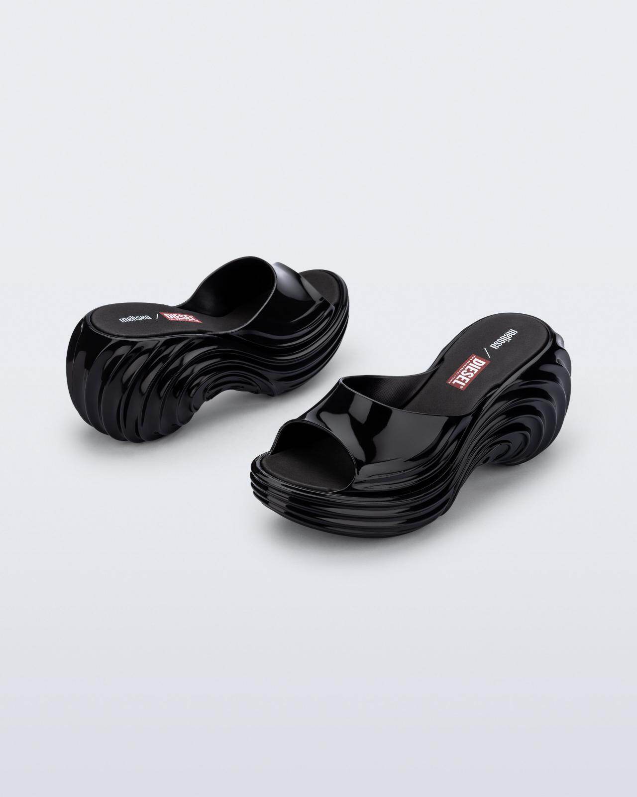 【大人気コラボ】Melissa x DIESEL (ディーゼル) 厚底サンダル メリッサ×ディーゼル、“波形”のクリアサンダル&彫刻的