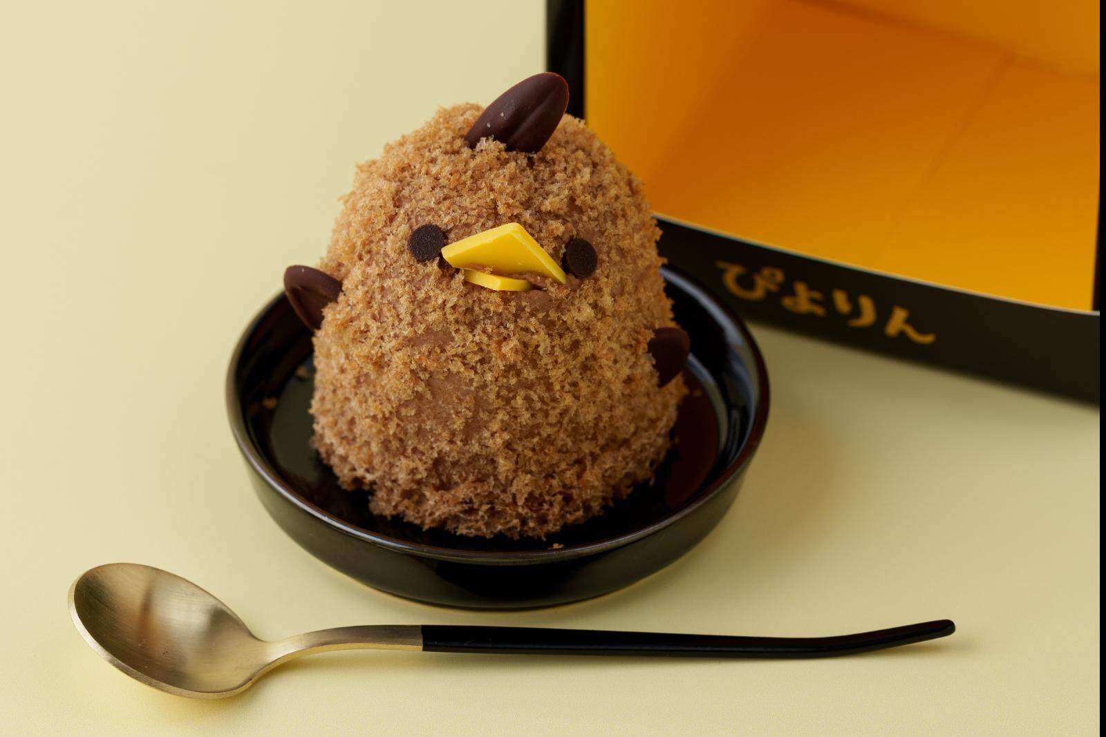 ぴよりん｜カフェモカ味のひよこ型スイーツ「トアルコトラジャぴよりん」が復刻、有田焼の皿もセットに